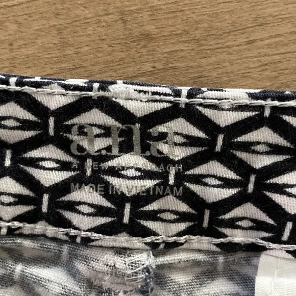 Women’s Shorts Size 8 2 Pair - Picture 3 of 7